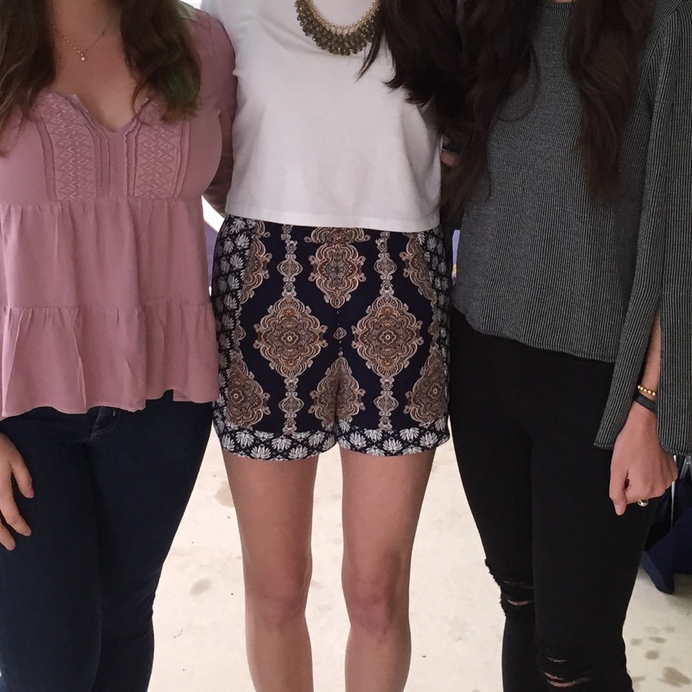 Patterned High Rise Shorts - Picture 3 of 4